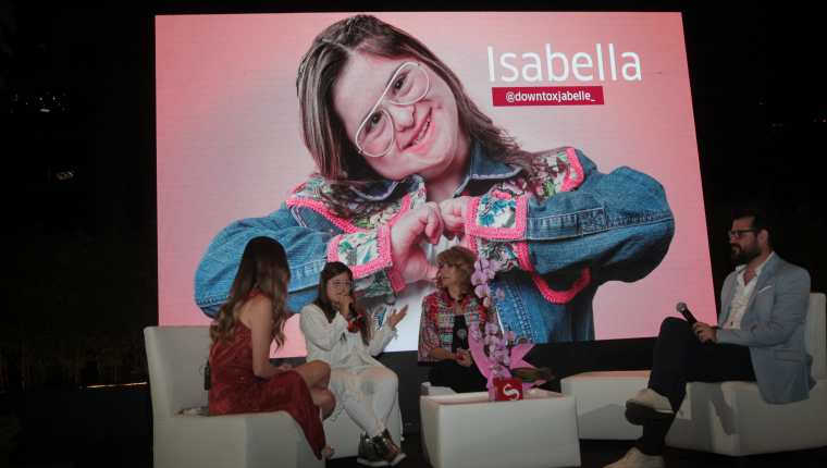 Isabella la primera diseñadora con síndrome de Down contó como su mamá la inspiró para lograr sus sueños.