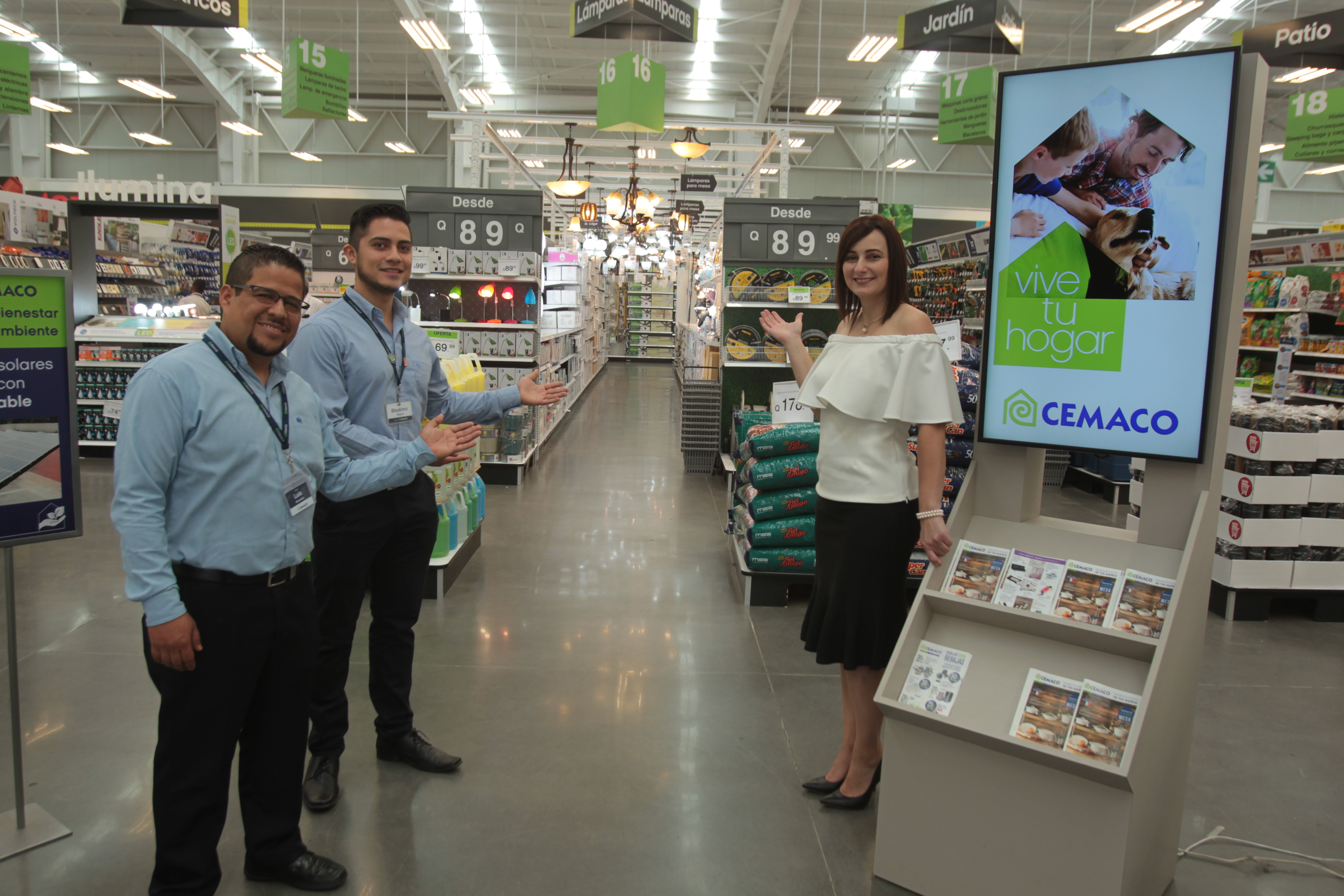 Representantes de Cemaco, les dan la bienvenida a sus clientes a las nuevas instalaciones.