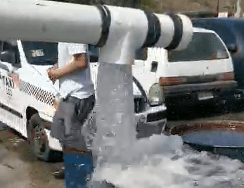 Autoridades hacen pruebas del funcionamiento del sistema para extraer agua del pozo en Santa Faz. (Foto Prensa Libre: Eslly Melgarejo). 