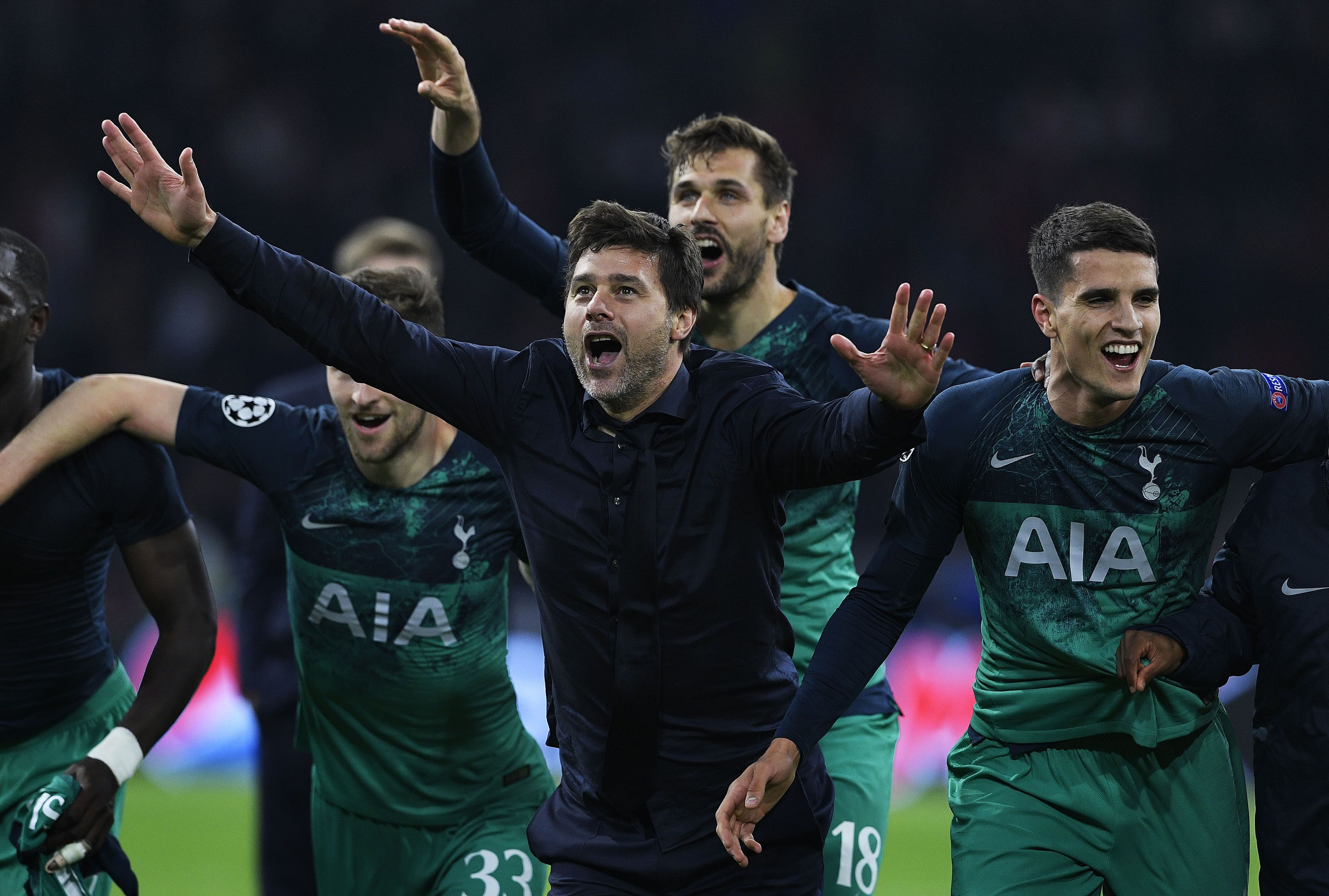 El entrenador argentino del Tottenham, Mauricio Pochettino, celebra la clasificación en la final. (Foto Prensa Libre: AFP)