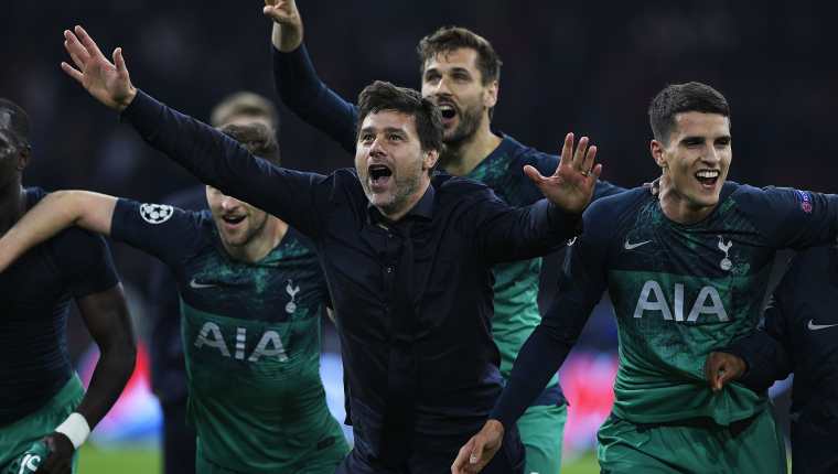 El entrenador argentino del Tottenham, Mauricio Pochettino, celebra la clasificación en la final. (Foto Prensa Libre: AFP)