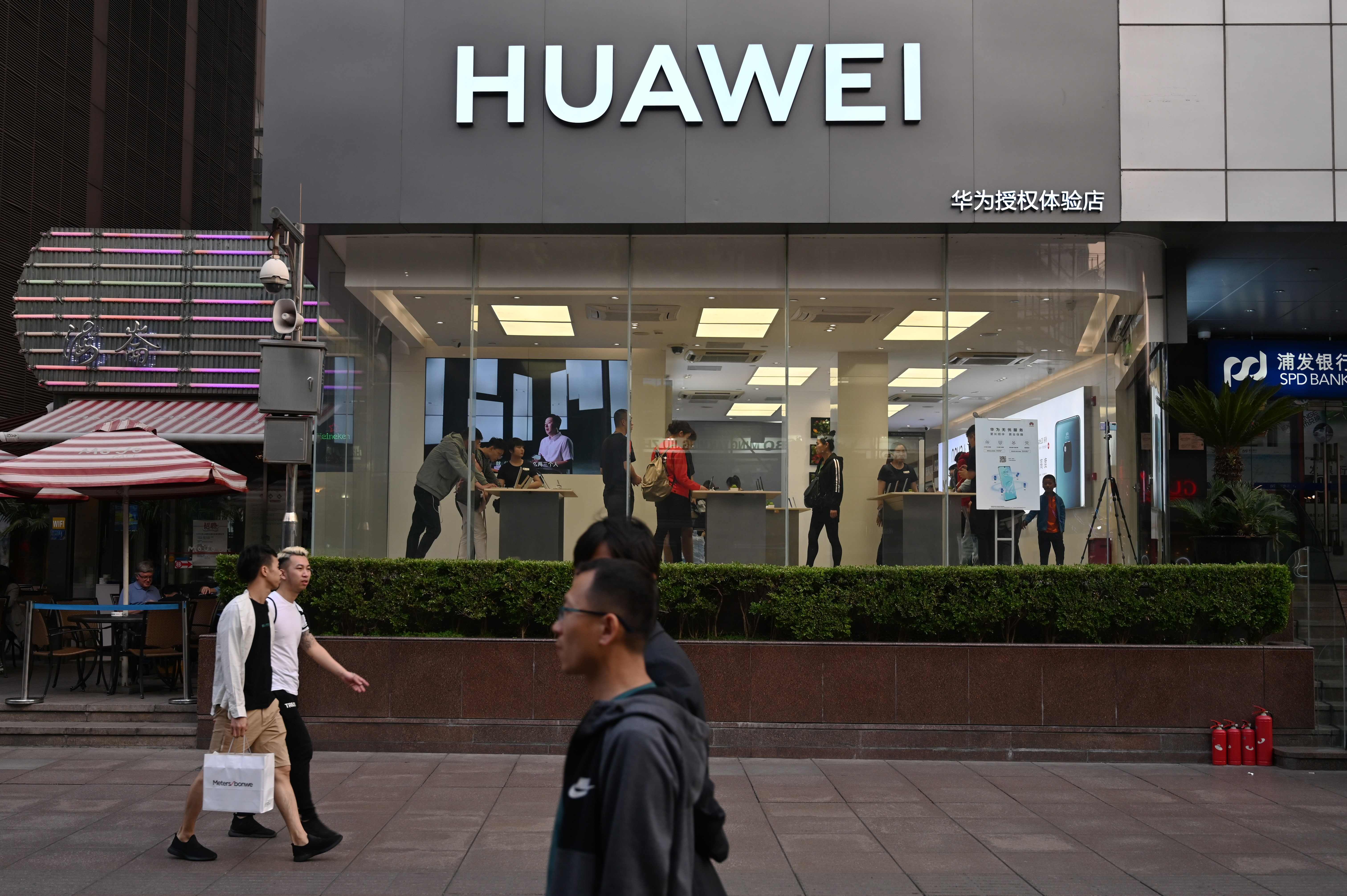 Una tienda de Huawei Shanghai. Trump ha prohibido los negocios con compañías involucradas en espionaje contra Estados Unidos. (Foto Prensa Libre: AFP)