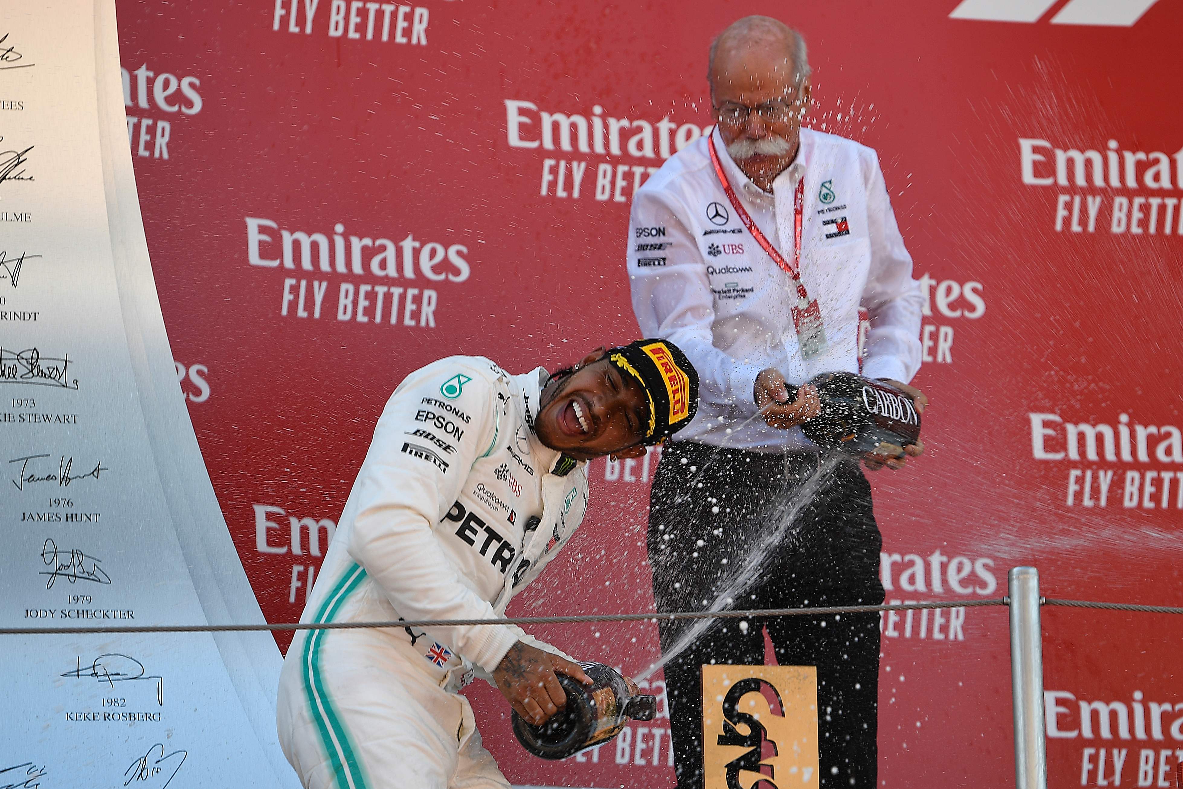 Así festejó Lewis Hamilton la victoria. (Foto Prensa Libre: AFP)