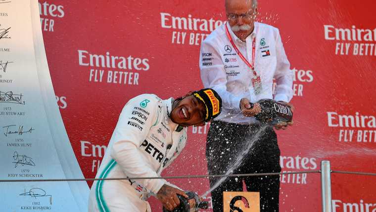 Así festejó Lewis Hamilton la victoria. (Foto Prensa Libre: AFP)