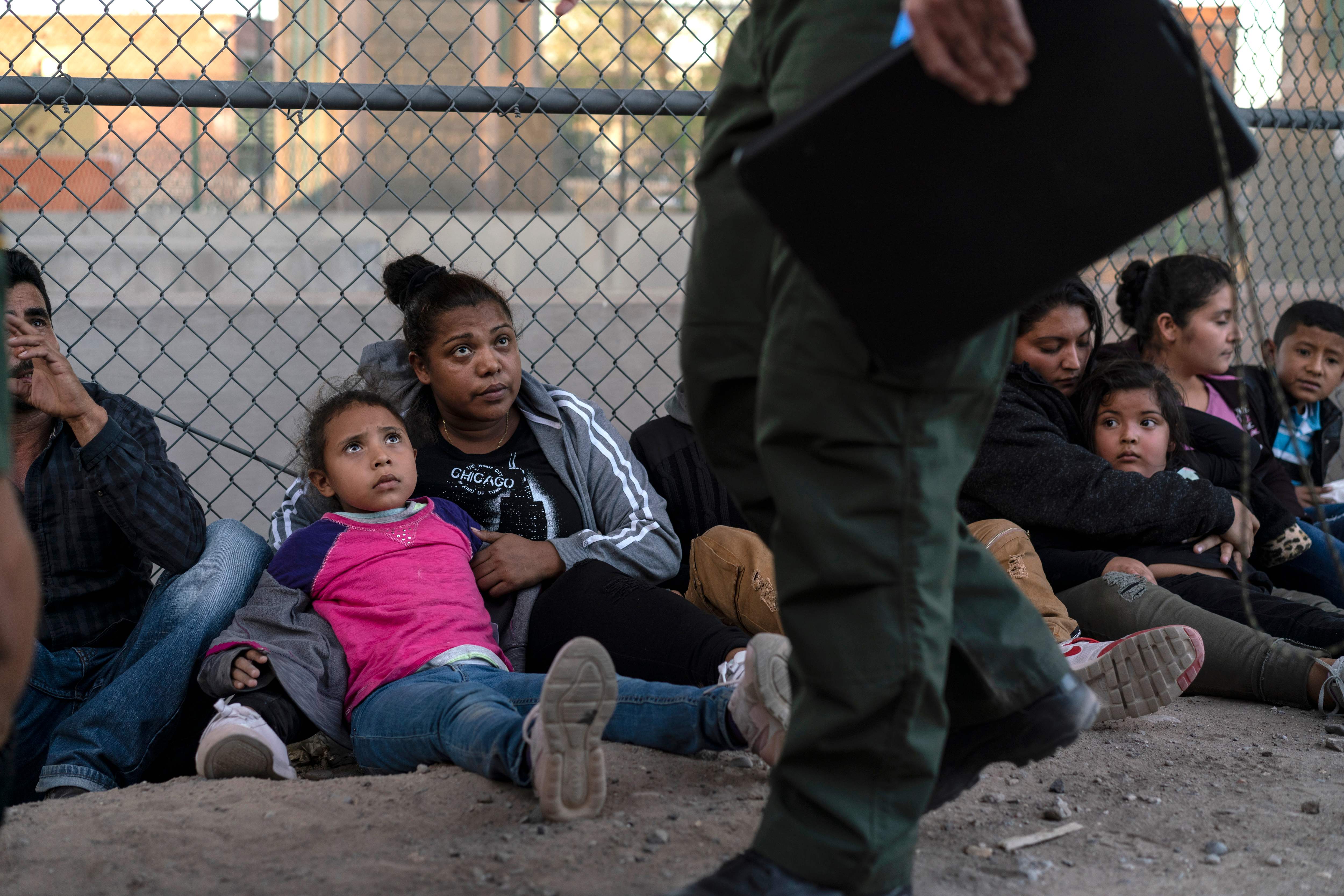 Migrantes centroamericanos esperan un vehículo en El Paso, Texas, que los lleve a un albergue y su posterior deportación. (Foto Prensa Libre:  AFP)