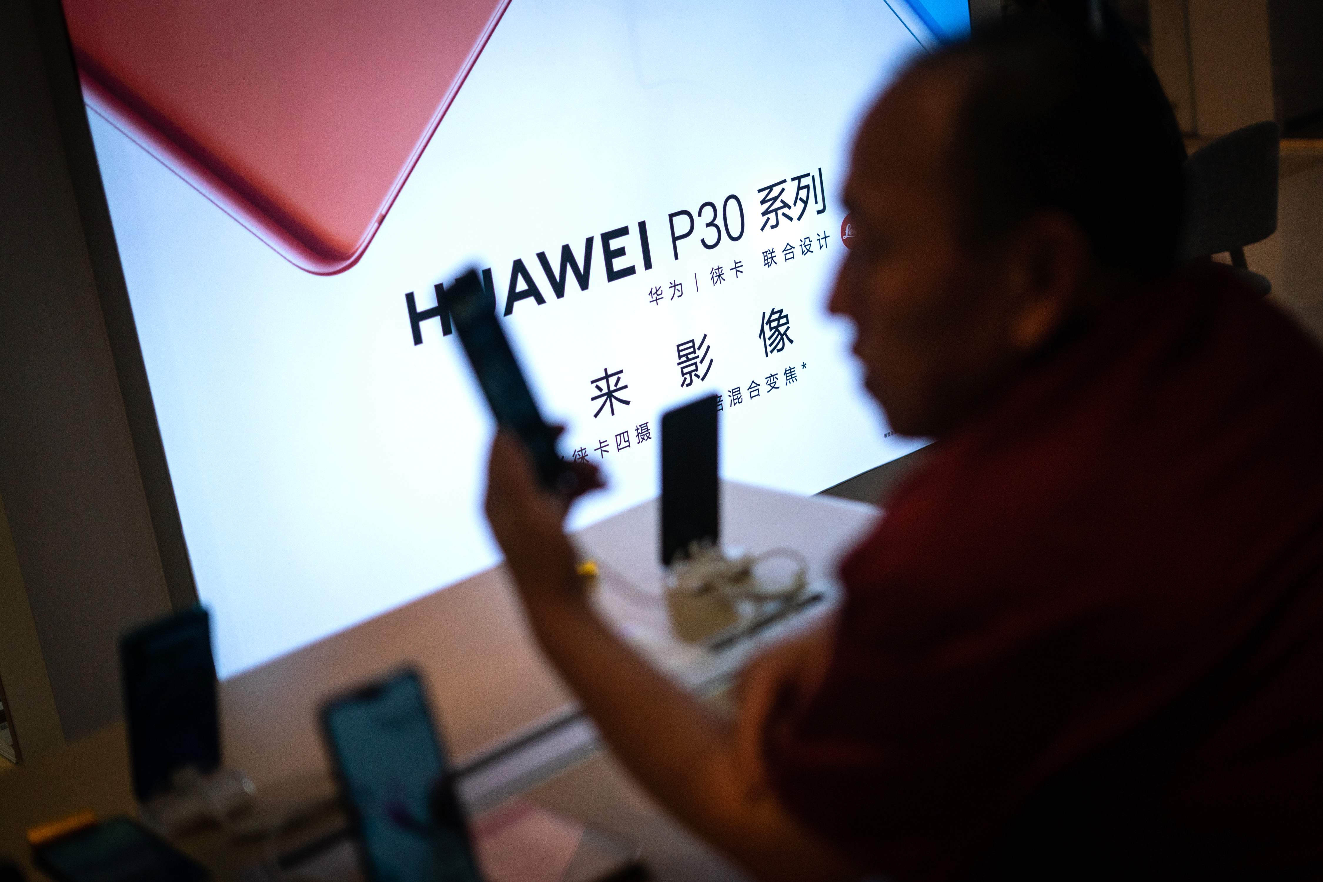 Los dispositivos ya existentes de la compañía china se podrán usar con total normalidad. (Foto Prensa Libre: AFP)