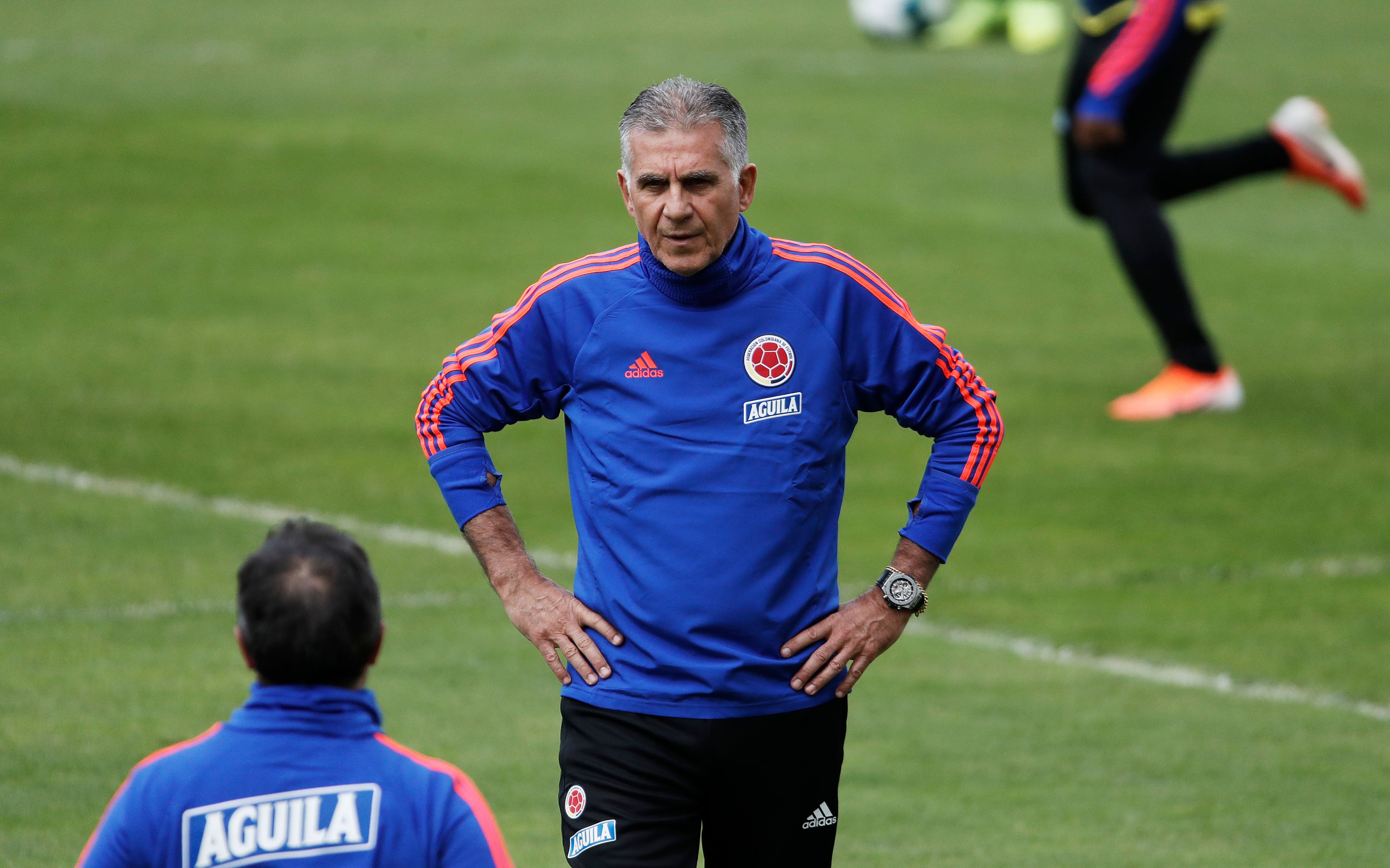 El técnico de Colombia Carlos Queiroz dirige el entrenamiento de su selección. (Foto Prensa Libre: AFP)