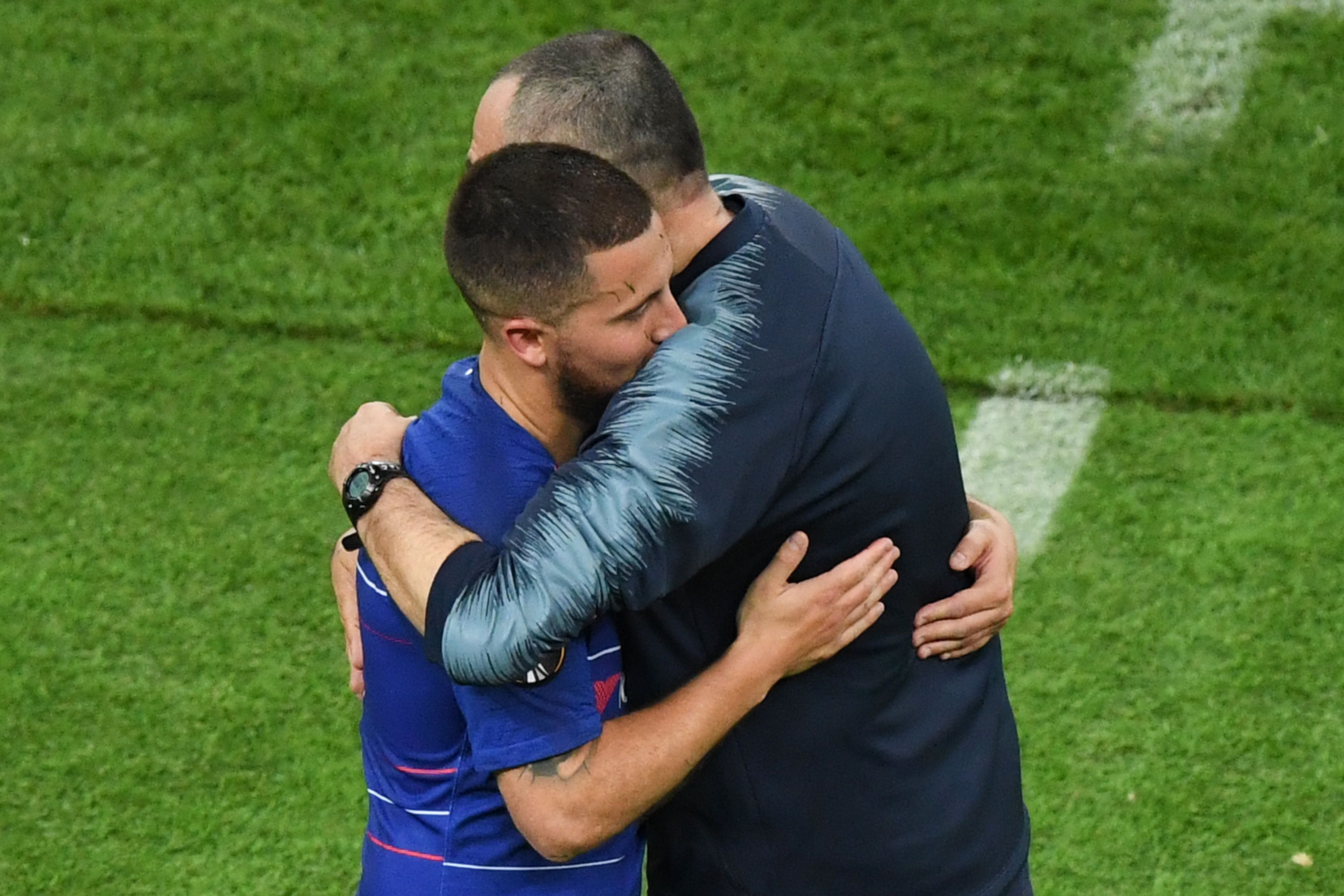 El técnico Maurizio Sarri abraza a Eden Hazard tras haber conquistado la Europa League. (Foto Prensa Libre: AFP) 