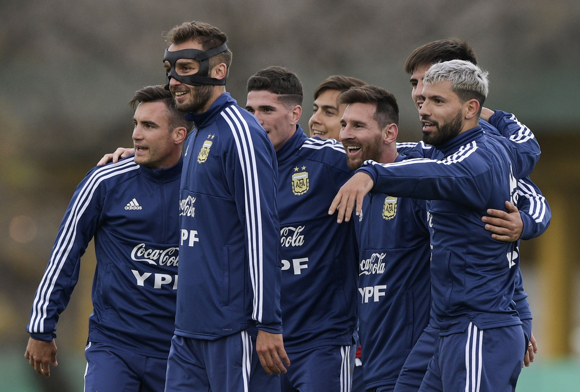 Los jugadores de Argentina, durante la práctica de su selección. (Foto Prensa Libre: AFP)