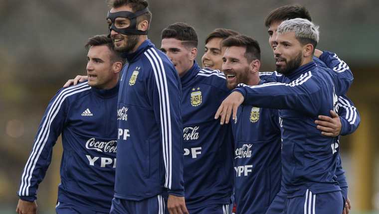 Los jugadores de Argentina, durante la práctica de su selección. (Foto Prensa Libre: AFP)
