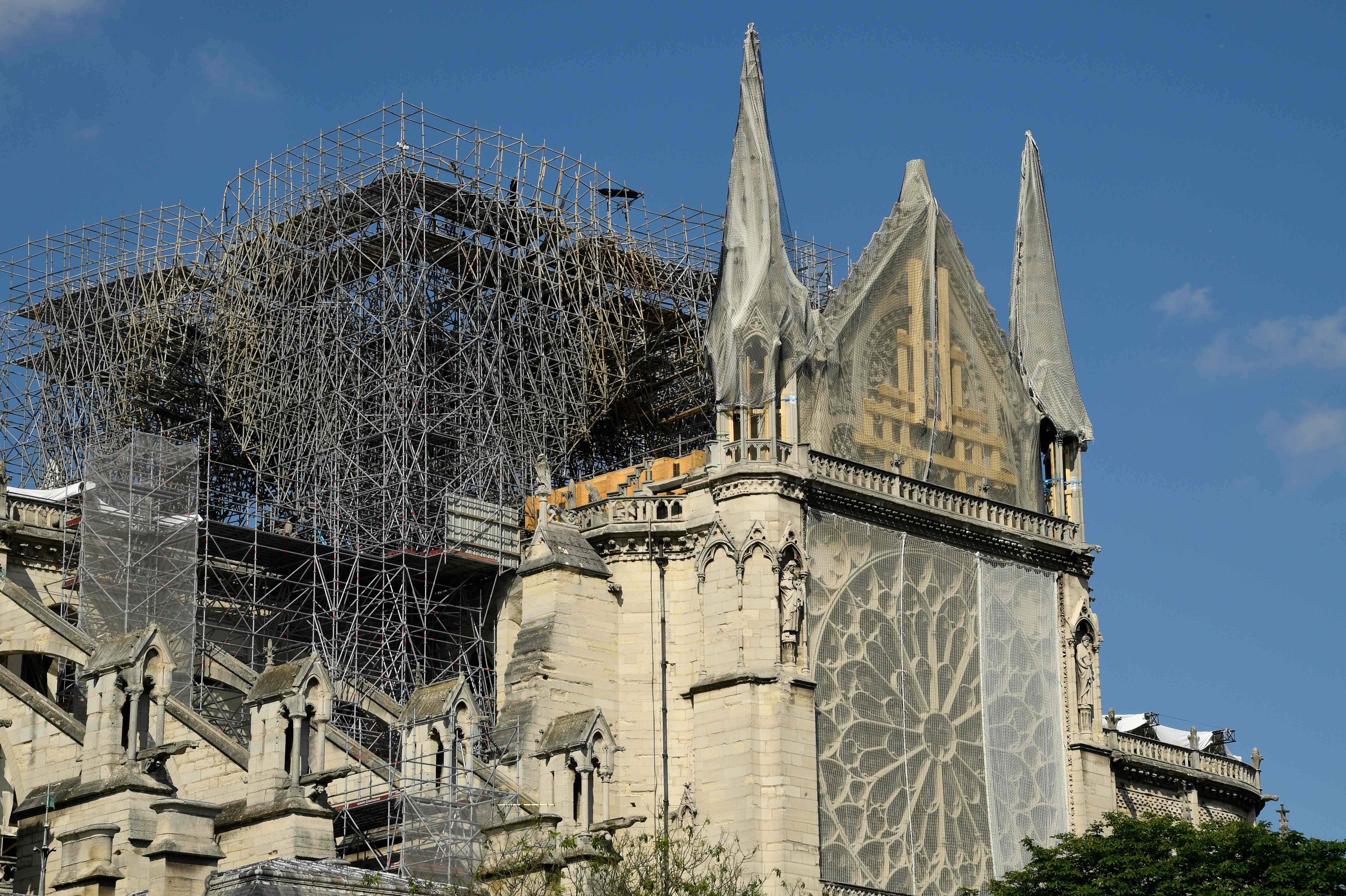 Los andamios instalados en la catedral de Notre-Dame de Paris, muestran la reparación luego de haber sido gravemente dañada por un gran incendio el 15 de abril de 2019. (Foto Prensa Libre: AFP)
