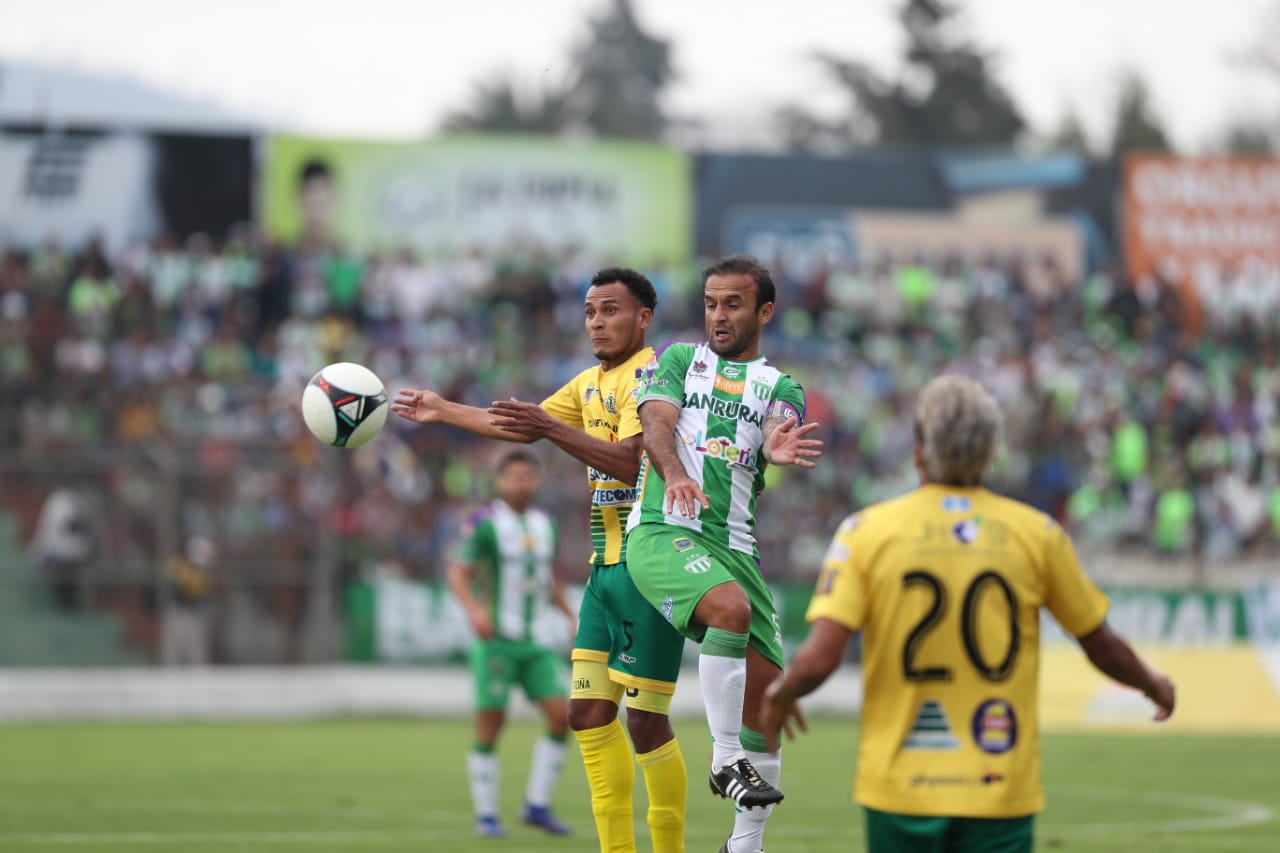 Antigua y Guastatoya buscan el boleto a la final del Clausura 2019. (Foto Prensa Libre: Carlos Vicente).