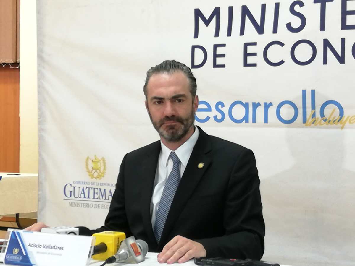 Interpol Colombia pide información a Guatemala sobre el exministro Acisclo Valladares Urruela