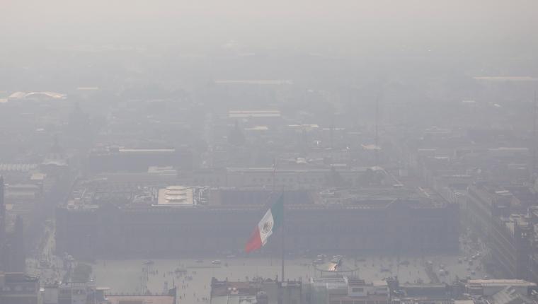 MEX2430. CIUDAD DE MÉXICO (MÉXICO), 15/05/2019.- Vista general de la ciudad tomada con dron, este miércoles, de la contaminación en Ciudad de México (México). La Comisión Ambiental de la Megalópolis (Came) ha dicho este miércoles que continúa la situación de contingencia ambiental extraordinaria en el Valle de México debido a la alta concentración de partículas suspendidas en el aire. EFE/ Sáshenka Gutiérrez