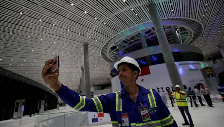 Trabajador se toma una selfie en la nueva ampliación del Aeropuerto Internacional de Tocumen en Panamá. (Foto Prensa Libre: EFE)