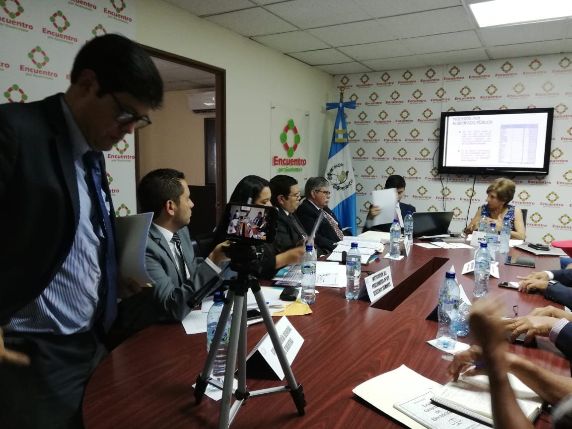 Asistieron a la reunión en el Congreso, de izquierda a derecha, Director de Atención a Denuncias de la Contraloría, Welfer Orlando Rodríguez Tórtola, representantes de la PDH, y los directores de la CNEE, Miguel Santizo y Julio Campos. (Foto Prensa Libre: Rosa María Bolaños)