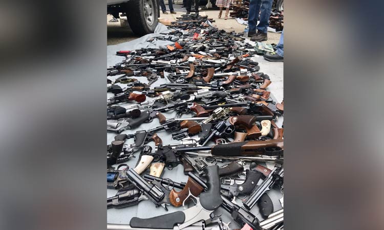 Más de mil armas de fuego fueron decomisadas en una vivienda en Los Ángeles