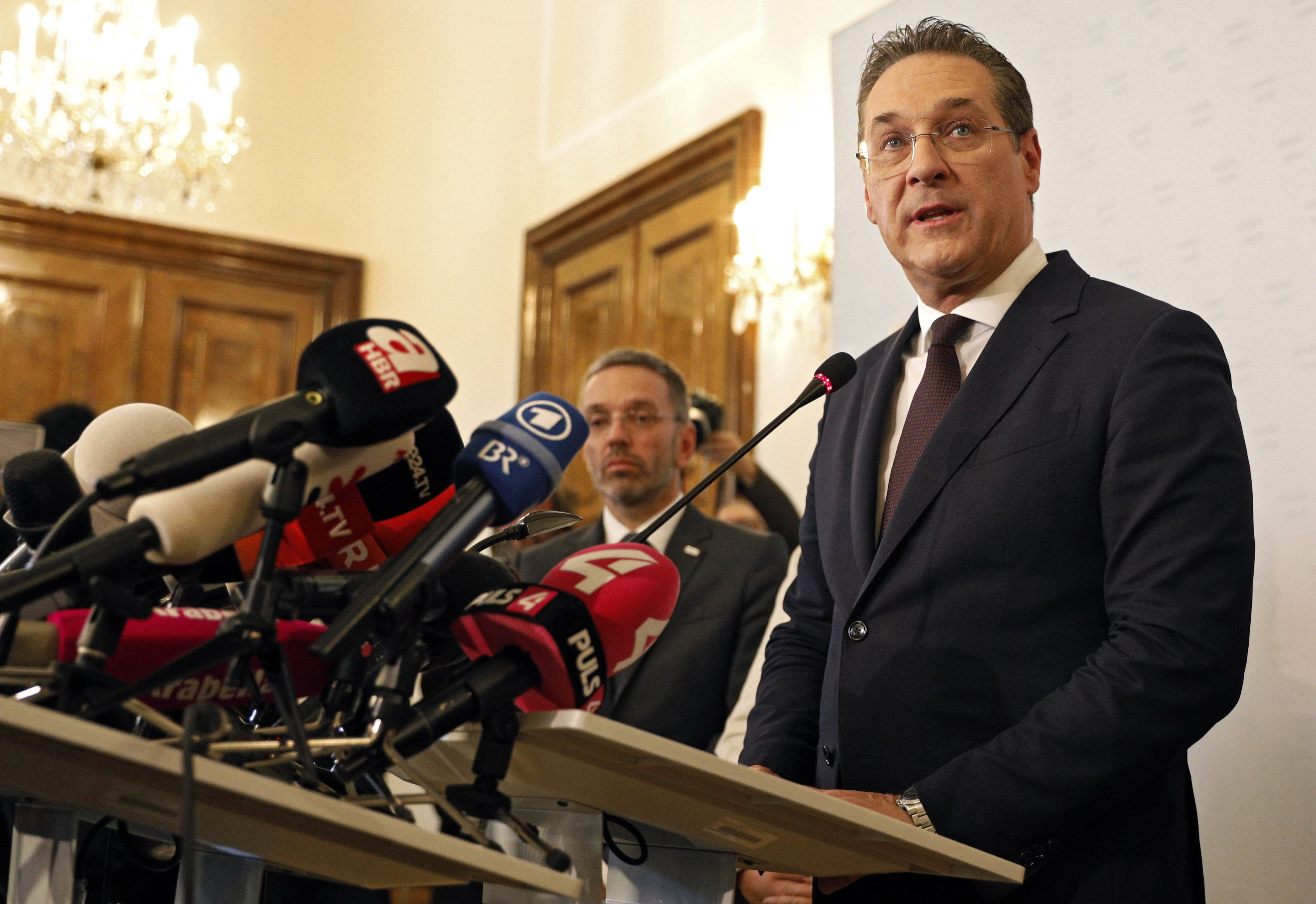 El vicecanciller austriaco Heinz Christian Strache fue delatado por una cámara oculta cuando negociaba prebendas. (Foto Prensa Libre: EFE)
