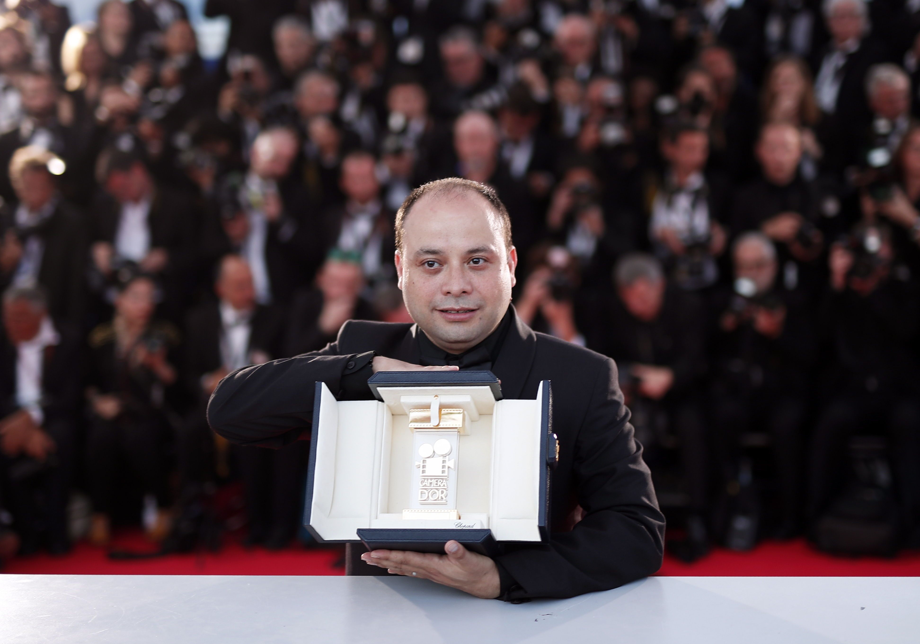 El cineasta guatemalteco César Díaz muestra el galardón de la Cámara de Oro, que obtuvo en Cannes por su cinta "Nuestras Madres". (Foto Prensa Libre: EFE)