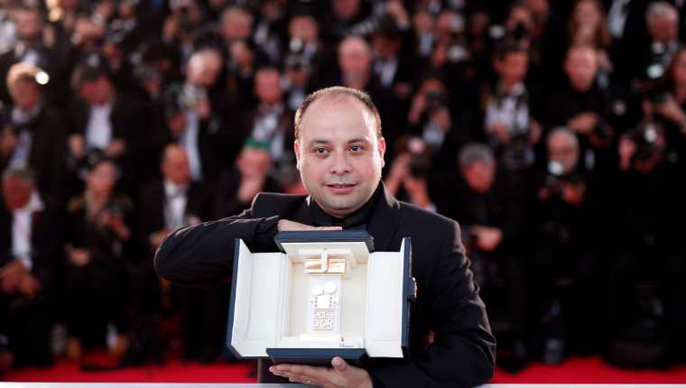 El cineasta guatemalteco Cesar Diaz muestra el galardón de la Cámara de Oro, que obtuvo en Cannes por su cinta "Nuestras Madres" (Foto Prensa Libre EFE)