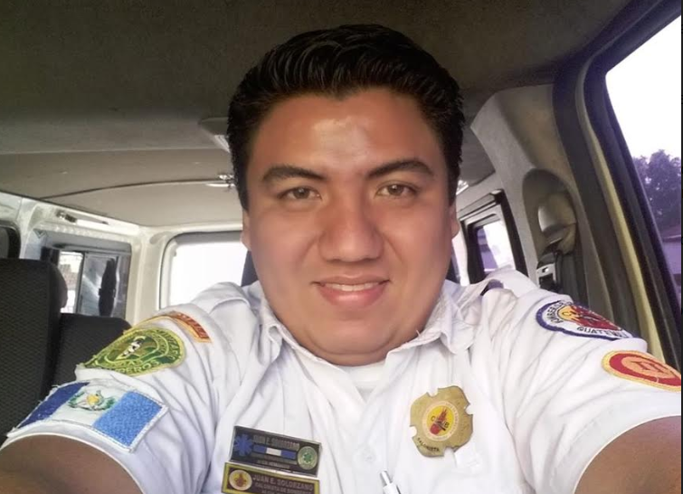 Juan Eduardo Solórzano presta su servicio como socorrista en Retalhuleu. (Foto Prensa Libre: Rolando Miranda).