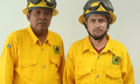 Los bomberos forestales José Manuel Tesucún y Erik Girón están asignados para combatir incendios forestales en Petén. (Foto Prensa Libre: Esbin García).