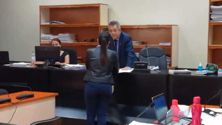 La exvicepresidenta Roxana Baldetti conversó con el juez Miguel Gálvez. (Foto Prensa Libre: Sucely Contreras/Guatevisión)
