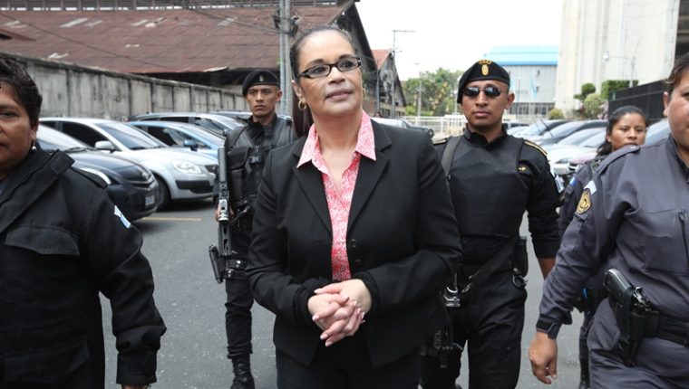 La exvicepresidenta Roxana Baldetti también denunció en el 2014 a José Rubén Zamora. Hoy está en prisión por varios casos de corrupción. (Foto Prensa Libre: Hemeroteca PL)