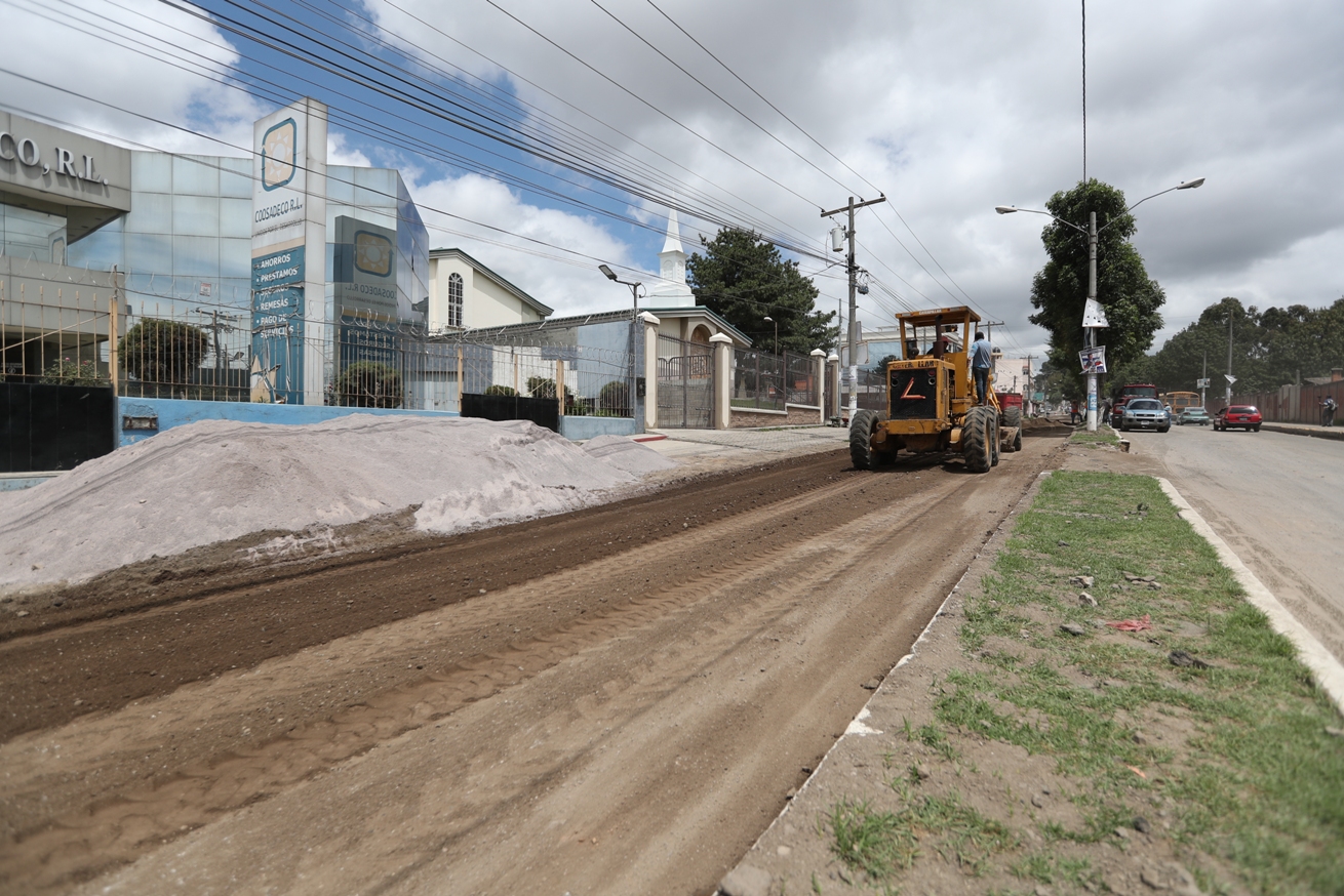 Este sábado la empresa H3 Guatemala retomó los trabajos de reparación de la calle Rodolfo Robles, la obra debía finalizar en abril. 