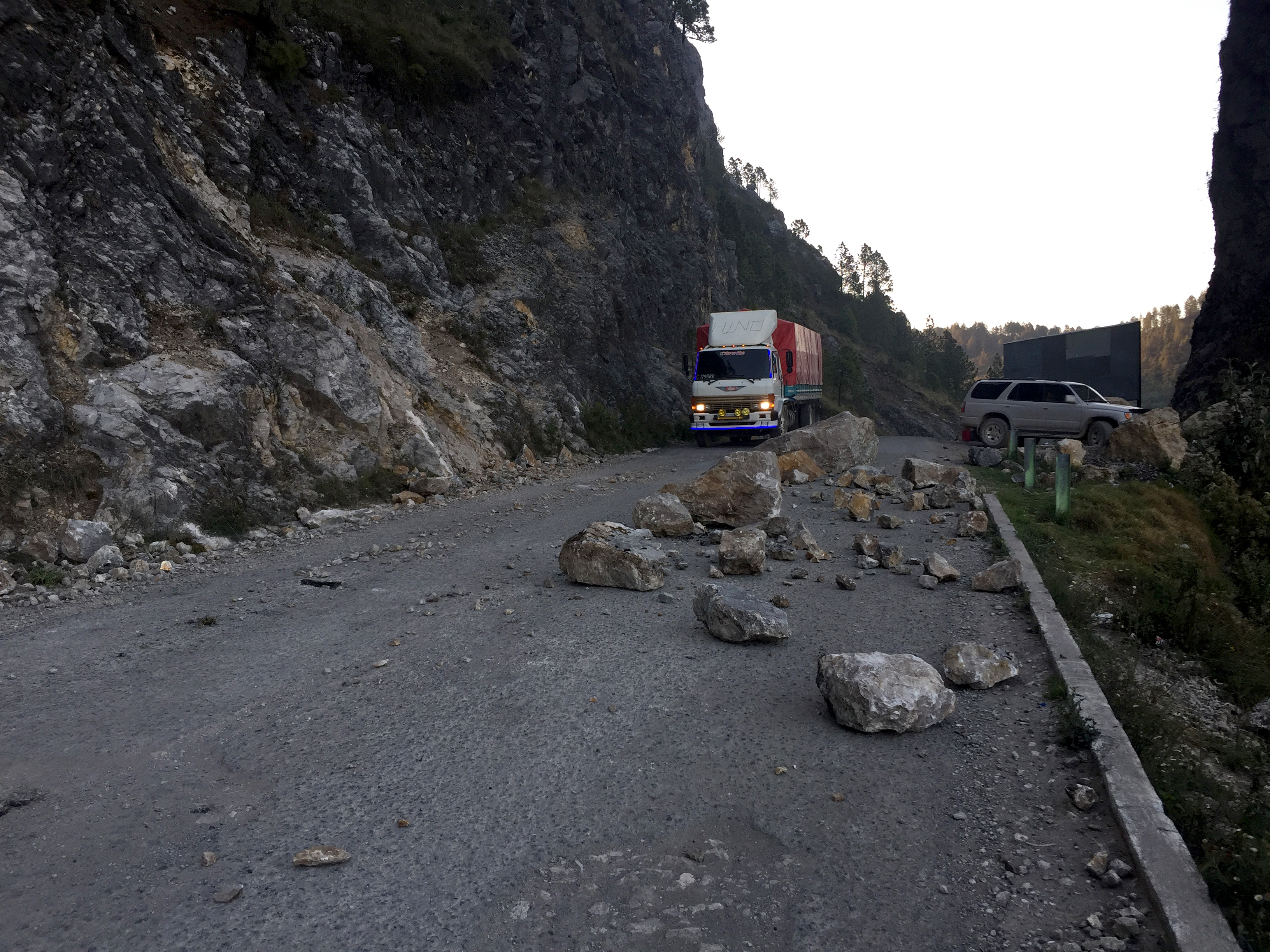 La carretera al norte de Huehuetenango durante el invierno es peligrosa por el desprendimiento de rocas de gran tamaño. (Foto Prensa Libre: Mike Castillo)