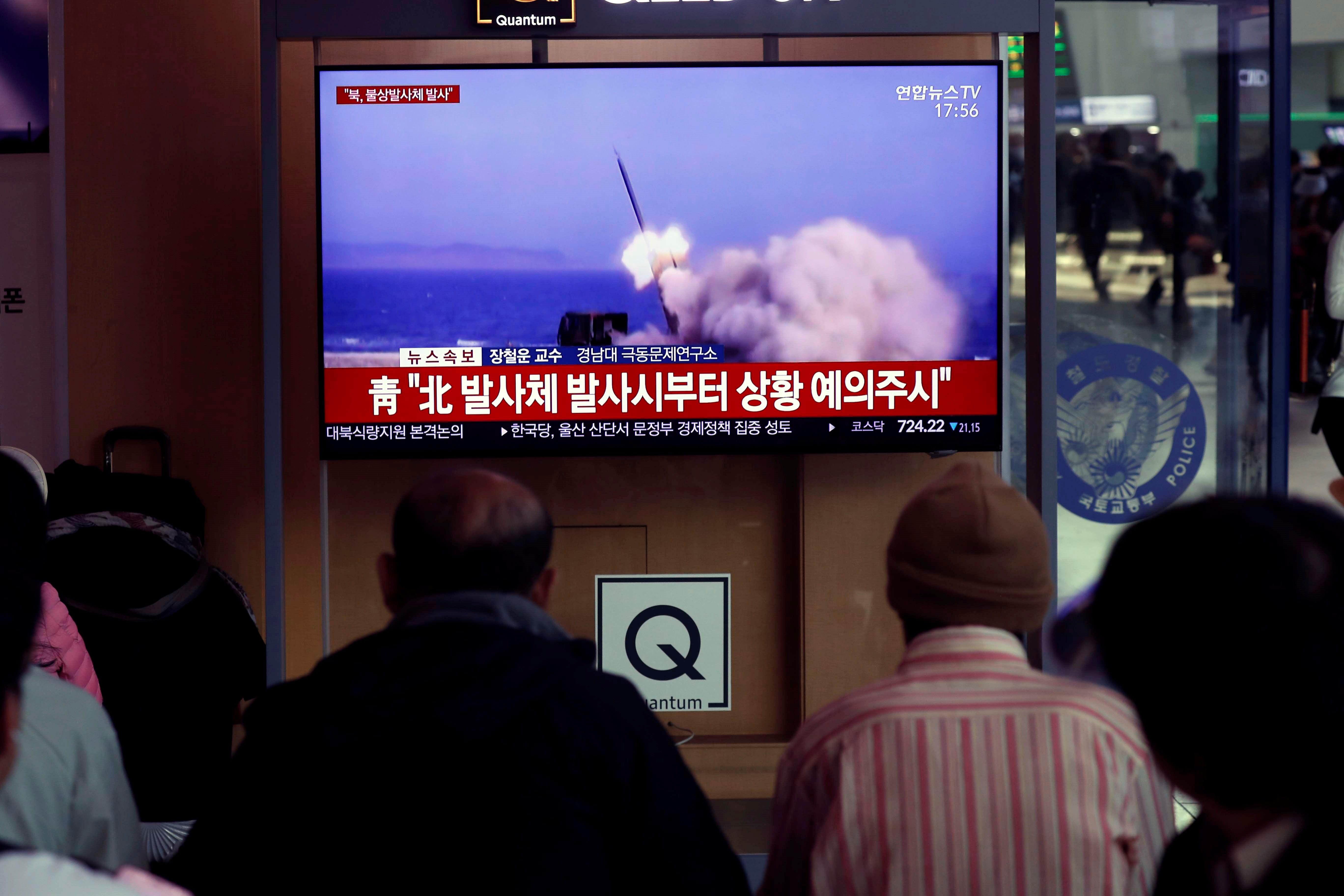 Corea del Norte lanzó este domingo 4 de junio ocho misiles balísticos de corto alcance hacia el mar de Japón. (Foto Prensa Libre: EFE)