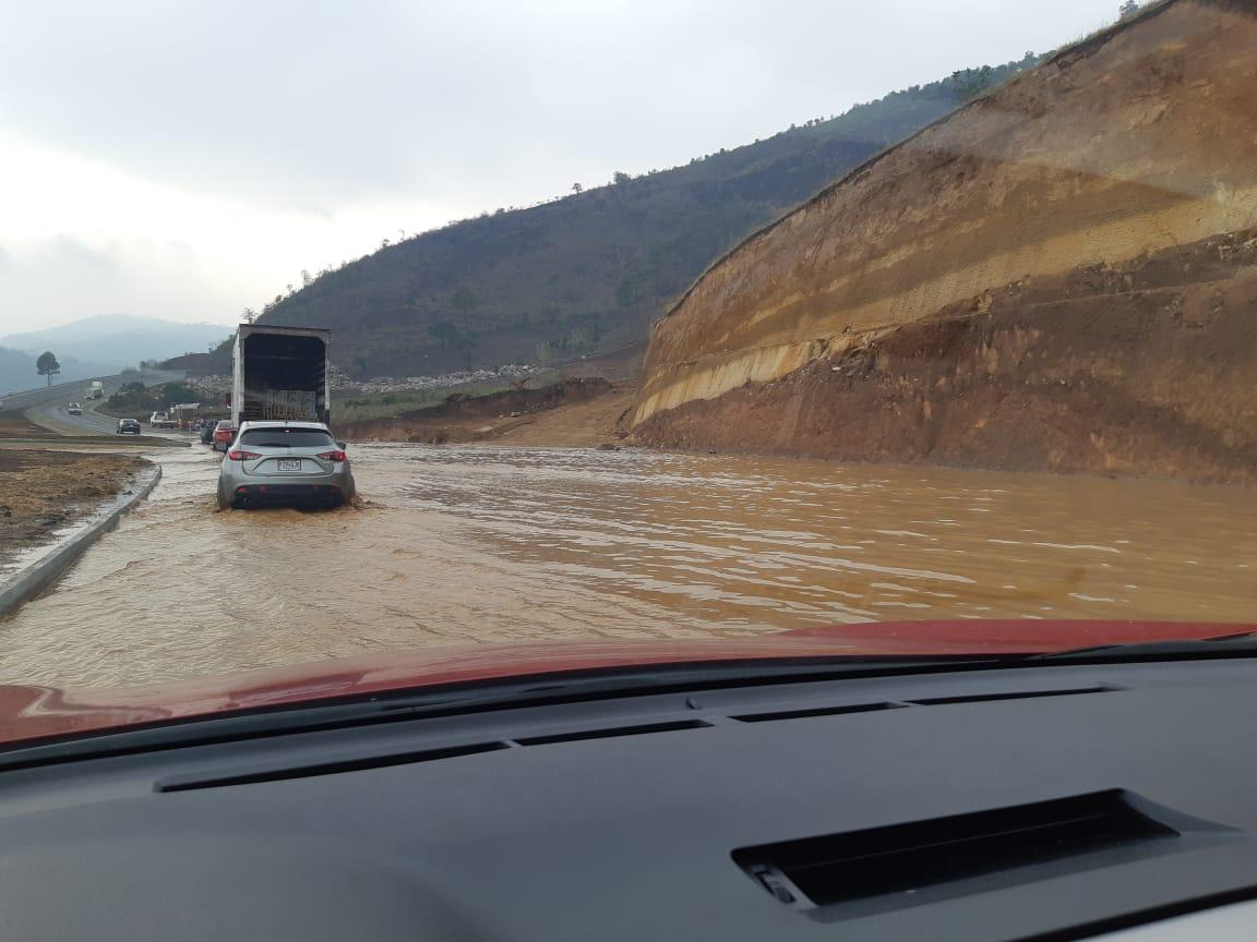 Inundación en el libramiento de Chimaltenango este miércoles 8 de mayo de 2019. (Foto Prensa Libre: @Nolasces).