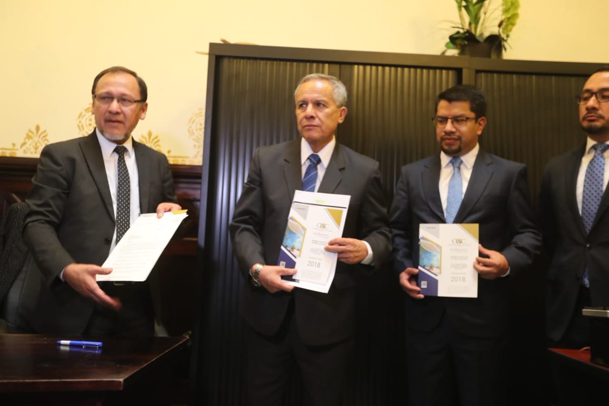 Momento en que los subcontralores entregan en el Congreso el informe de auditoría al presupuesto 2018. (Foto Prensa Libre: Manuel Hernández).