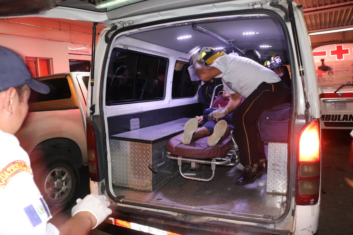 Socorristas durante el traslado de uno de los heridos a un hospital. (Foto Prensa Libre: CBV).