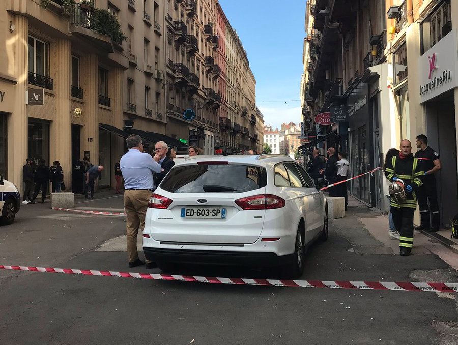 Trece heridos por explosión de un paquete bomba en Lyon, Francia