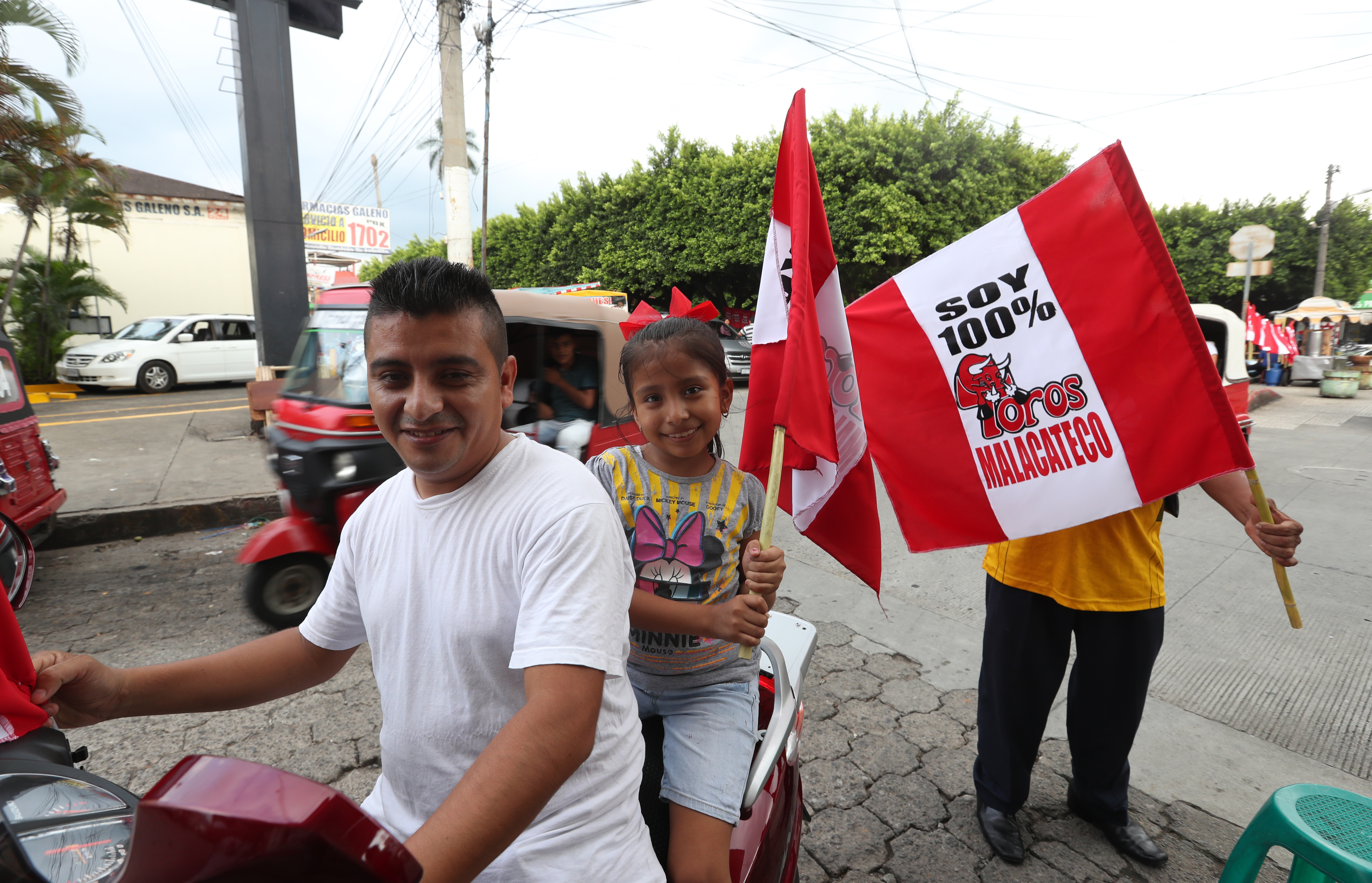 Aficionados de Malacateco portan banderas de su equipo en el municipio de Malacatán, San Marcos. (Foto Prensa Libre: Francisco Sánchez).