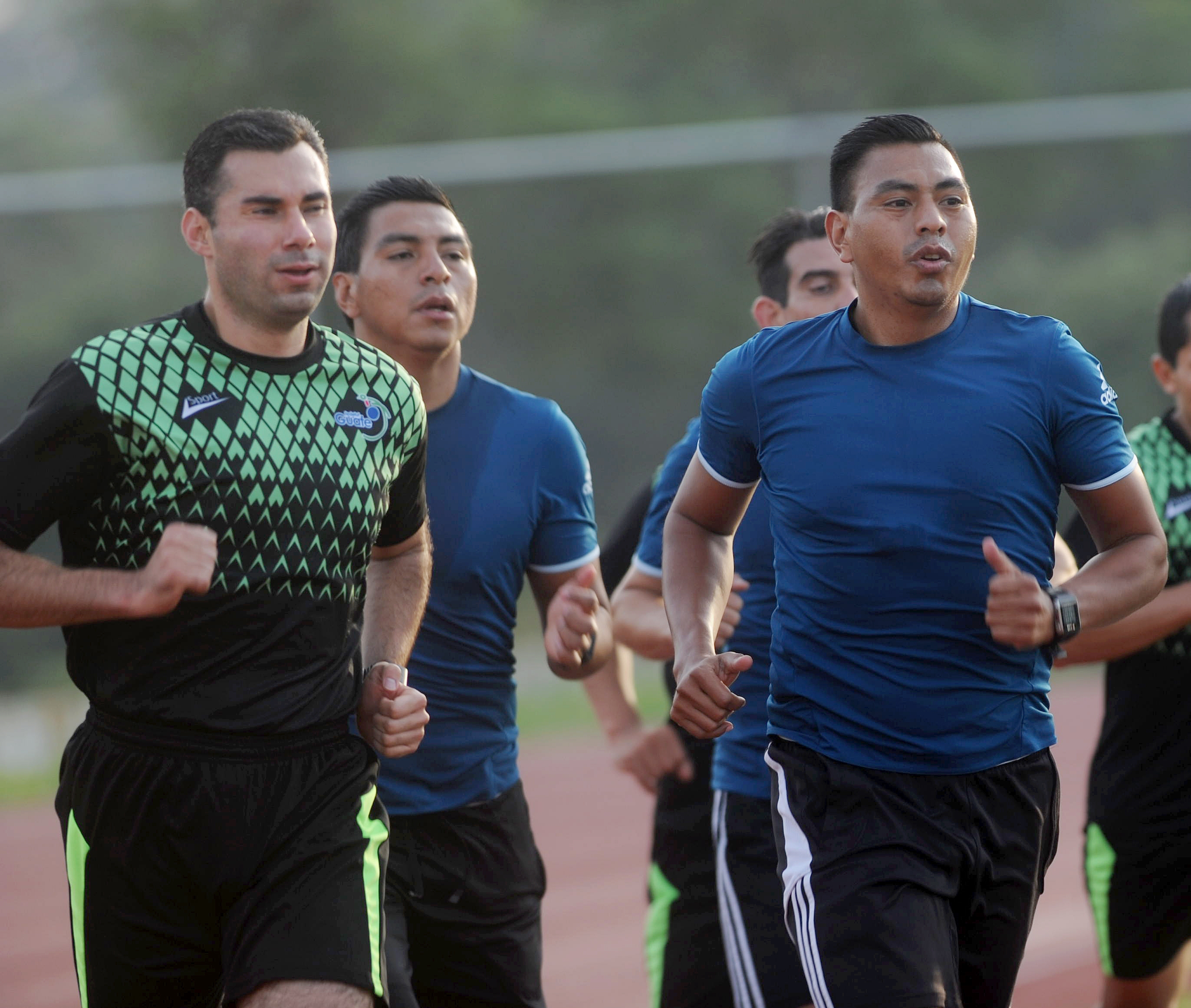 Los árbitros guatemaltecos Mario Escobar y Wálter López impartirán justicia en la Copa Oro 2019 (Foto Prensa Libre: Edwin Fajardo)