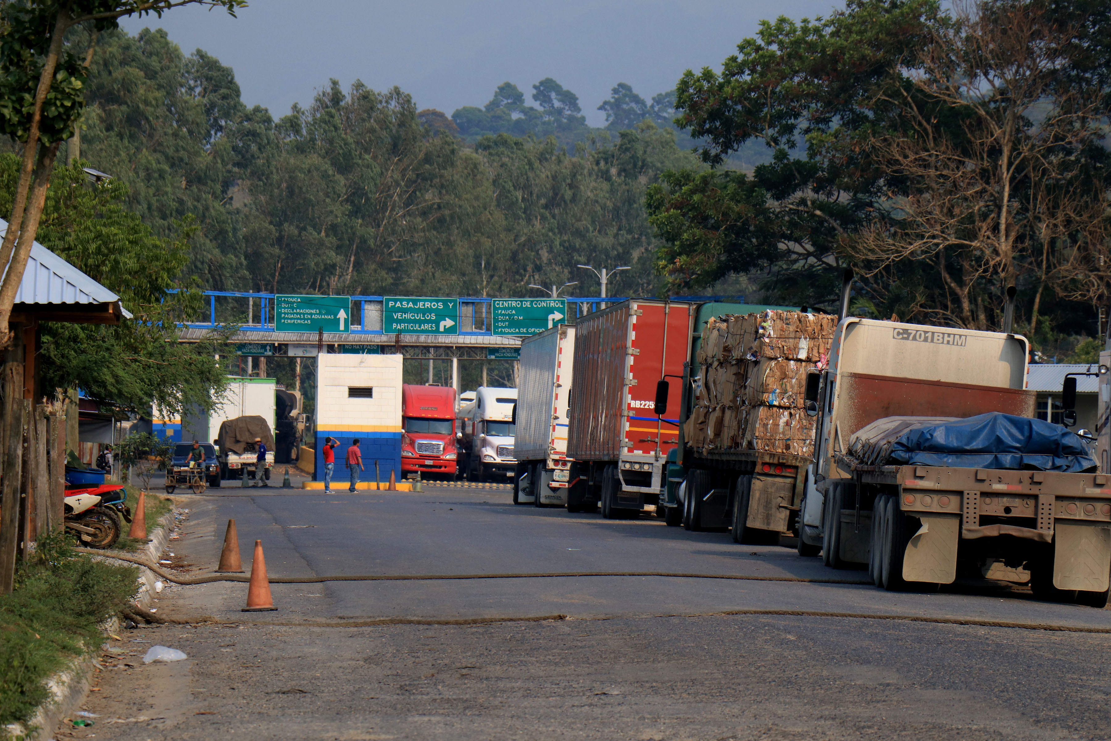 En el puesto fronterizo El Corinto, entre Guatemala y Honduras, más de 150 medios de transporte con mercancías tuvieron que esperar varias horas para poder hacer las declaraciones. (Foto Prensa Libre: Dony Stewart)