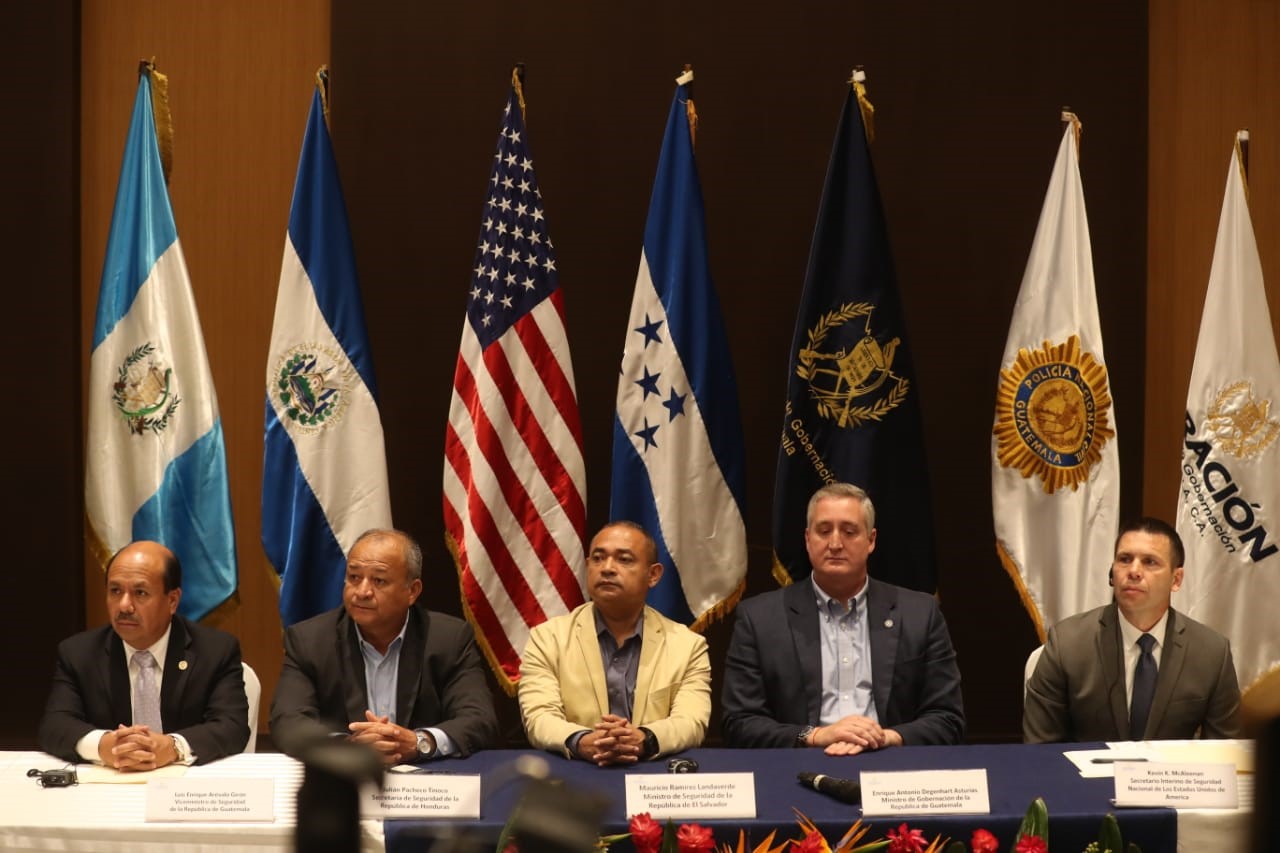 El secretario de Seguridad Nacional de EE. UU., Kevin McAleenan, y los ministros de Gobernación de El Salvador, Honduras y Guatemala se reunieron para definir estrategias. (Foto Prensa Libre: Esbin García)   