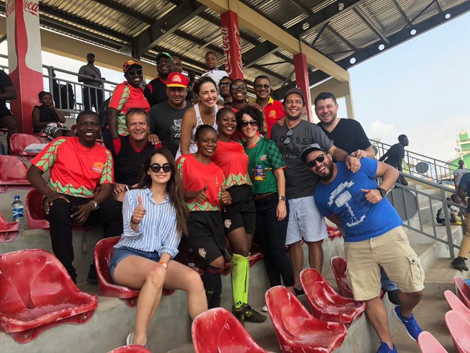 Eduardo Cáceres —abajo derecha— y Carlos Coutiño —arriba de playera negra— laboran en AB InBev en Nigeria. (Foto Prensa Libre: cortesía)