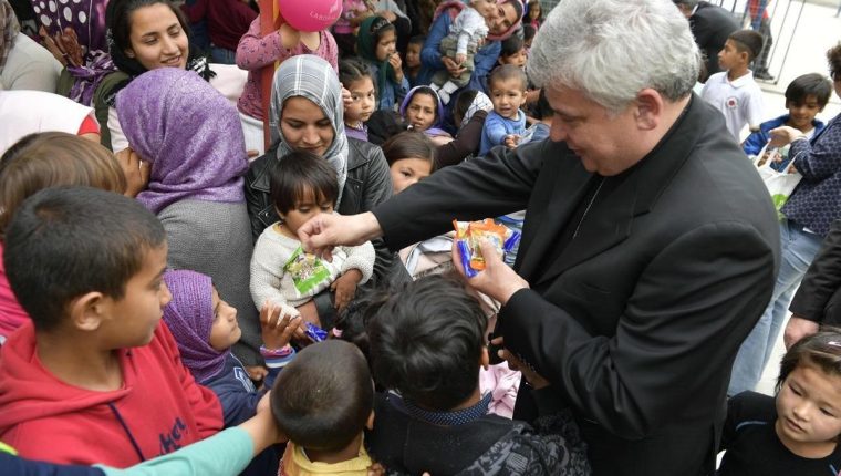EPA1172. ISLAS GRIEGAS, 09/05/2019.- El limosnero del papa Francisco, el cardenal polaco Konrad Krajewski, reparte caramelos entre los niños durante su visita a un campamento de refugiados en las islas griegas, este jueves, en Grecia. EFE/ Oficina De Prensa Del Vaticano SÓLO USO EDITORIAL, NO VENTAS