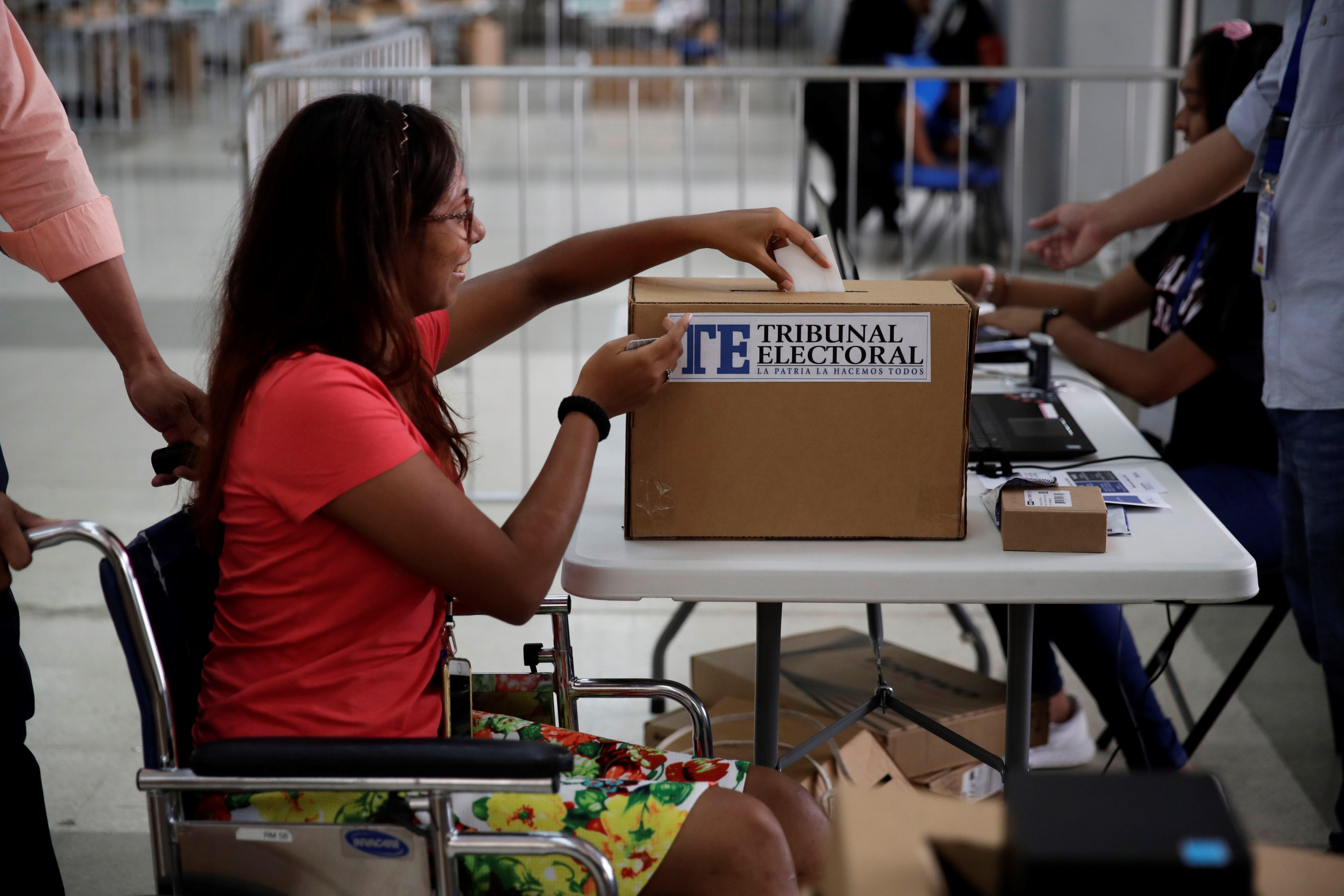 Una mujer en silla de ruedas participa de un simulacro de voto electrónico en el centro de convenciones ATLAPA en ciudad de Panamá. (Foto Prensa Libre: EFE)