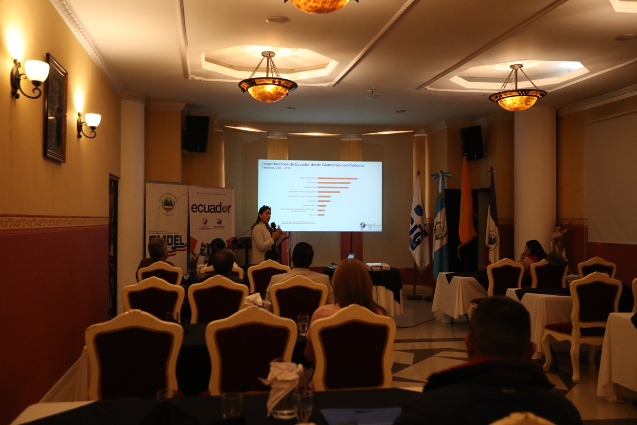 Pilar Neira, consejera comercial, explicó a los asistentes sobre las facilidades y opciones que tienen los guatemaltecos para comercializar con Ecuador. (Foto Prensa Libre: María Longo) 