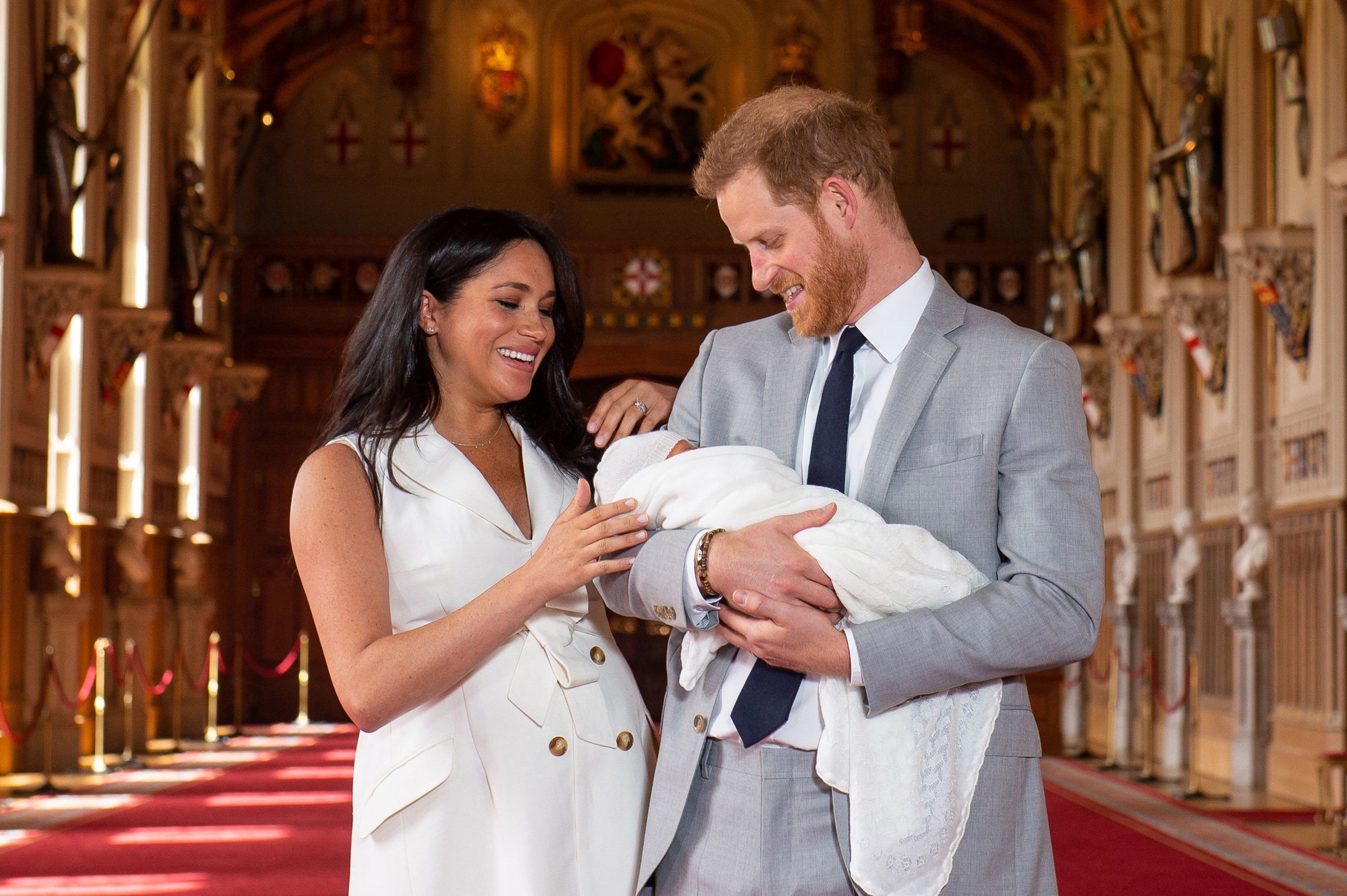 El príncipe Enrique de Inglaterra y la duquesa de Sussex, Meghan Markle, presentan a su hijo recién nacido. (Foto Prensa Libre: EFE)