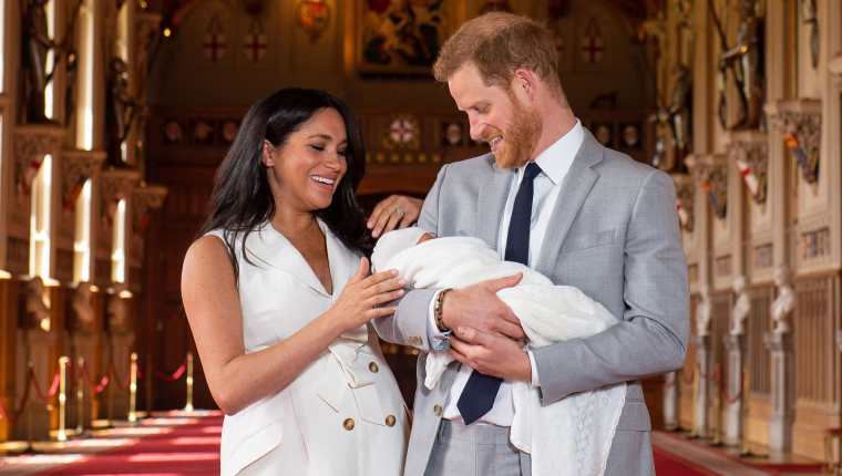 El príncipe Enrique de Inglaterra y la duquesa de Sussex, Meghan Markle, presentan a su hijo recién nacido,( Foto Prensa Libre: EFE)