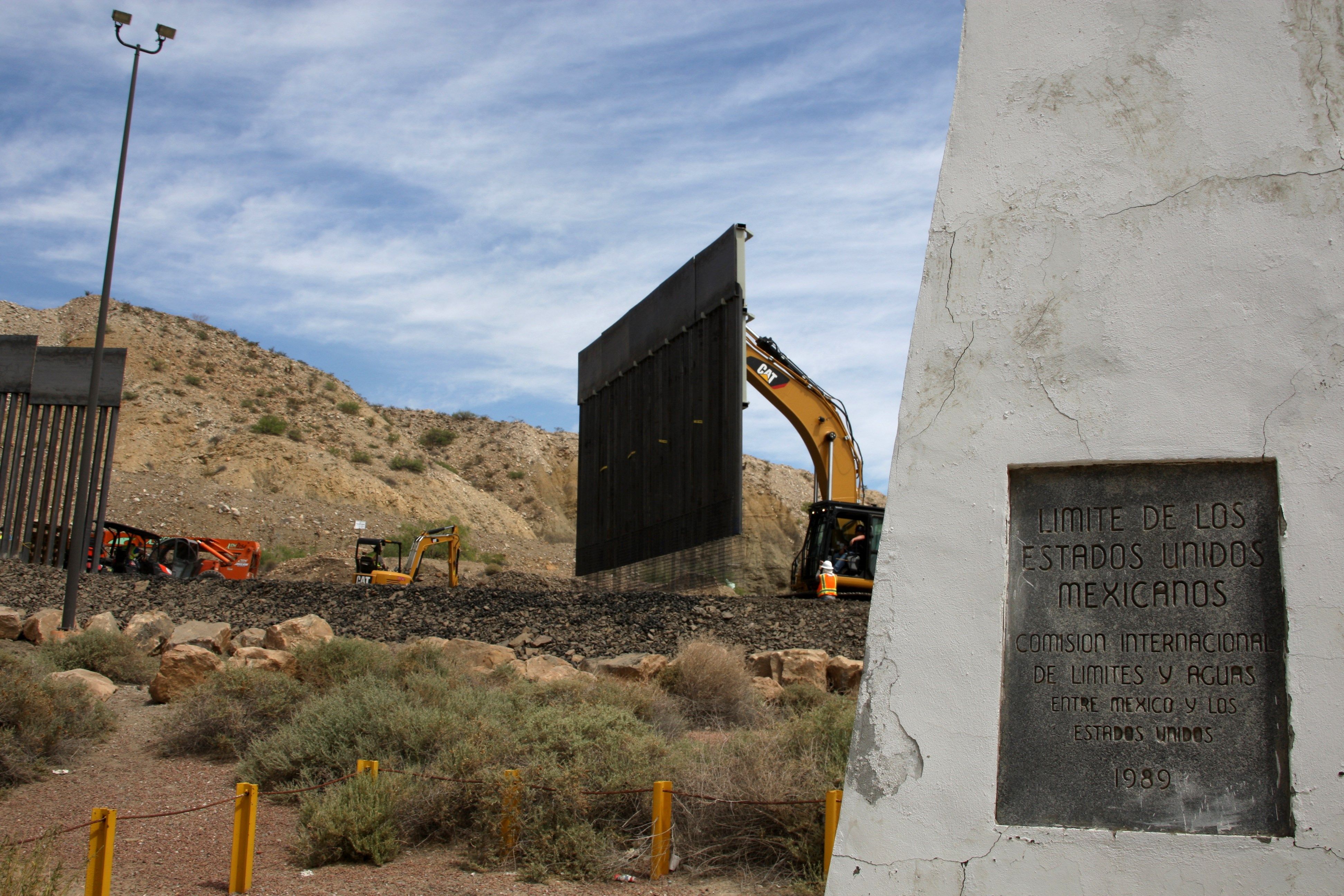 Son varios propietarios, fanáticos de Donald Trump, que han comenzado a construir sus propios muros en la frontera. (Foto Prensa Libre: EFE)
