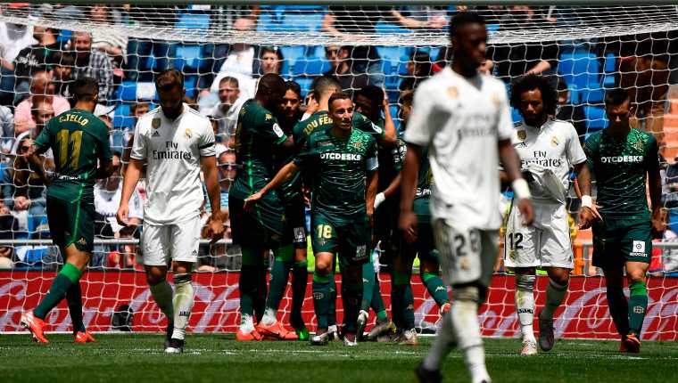 Cabizbajos, los jugadores del Real Madrid terminaron su participación en la temporada (Foto Prensa Libre: AFP).