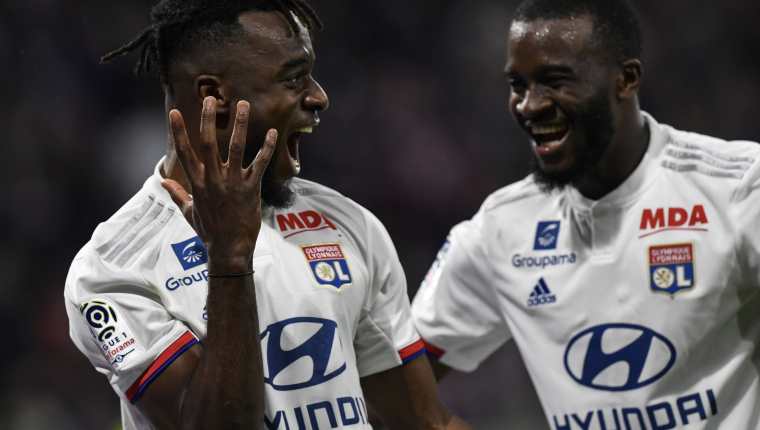 Jugadores del Lyon festejan después de haber vencido 4-0 al Caen. (Foto Prensa Libre: AFP).