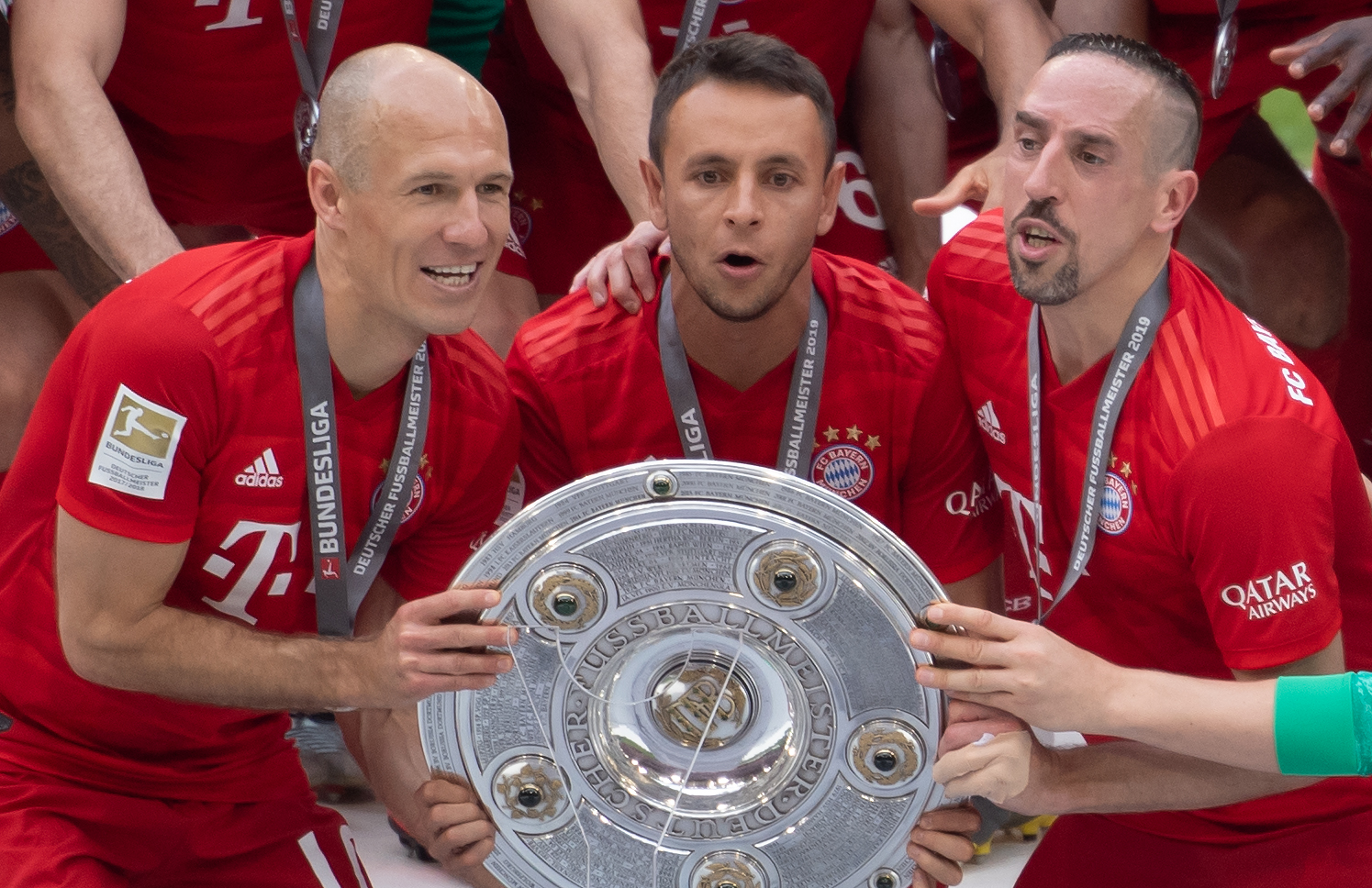 Arjen Robben, Rafinha y Franck Ribery, celebran con el trofeo de campeones de la Bundesliga con el Bayern Múnich. (Foto Prensa Libre: AFP).