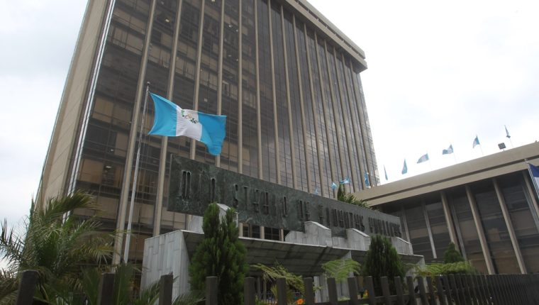 El ministerio de Finanzas tiene un cupo de Q1 mil 049 millones para finalizar con la colación de la deuda bonificable para este ejercicio. (Foto Prensa Libre: Paulo Raquec)